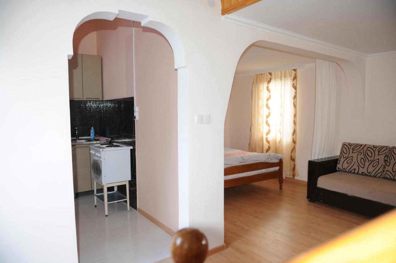 Apartment On Prospekt Mira 71 ซุคุม ภายนอก รูปภาพ